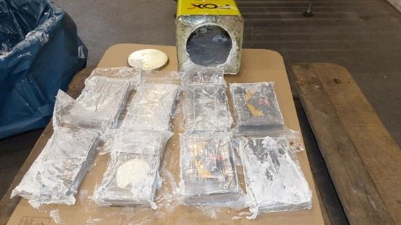 Lượng cocaine vừa bị phát hiện được giấu bên trong hơn 1.700 lon thiếc. Nguồn: AFP