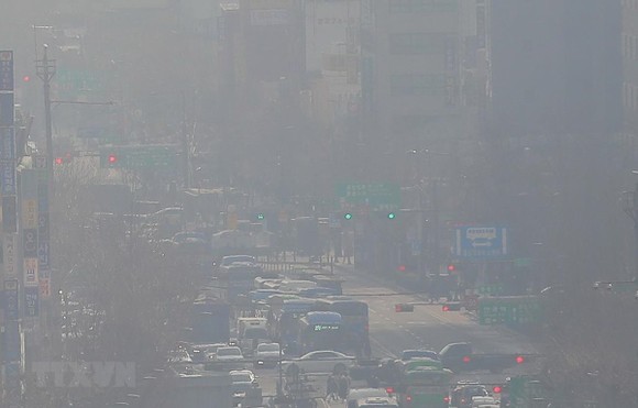 Bụi mù bao phủ bầu trời tại Seoul, Hàn Quốc, ngày 18-3-2021. Ảnh: Yonhap/TTXVN