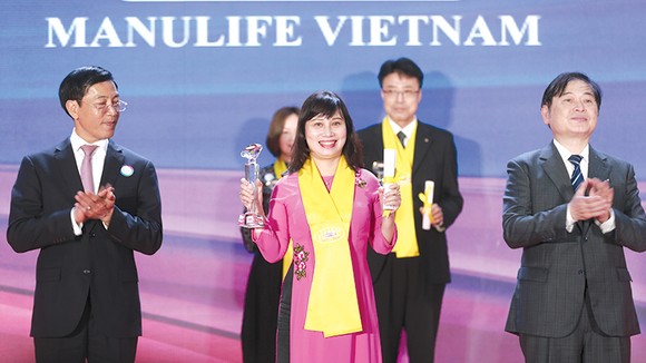 Manulife Việt Nam tiếp tục nhận Giải thưởng Rồng Vàng