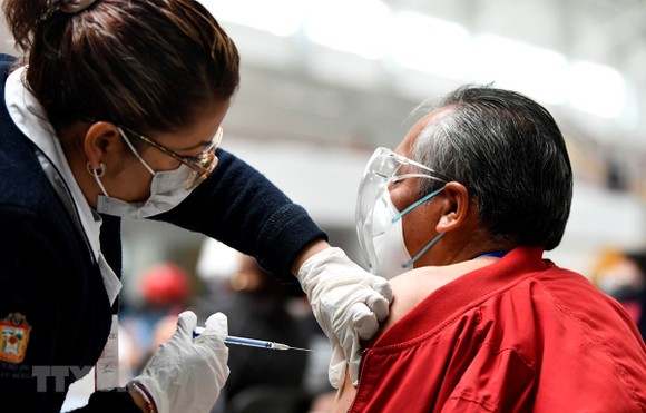 Nhân viên y tế tiêm vaccine phòng COVID-19 cho người dân tại Ecatepec, Mexico, ngày 22-2-2021. Ảnh: THX/TTXVN