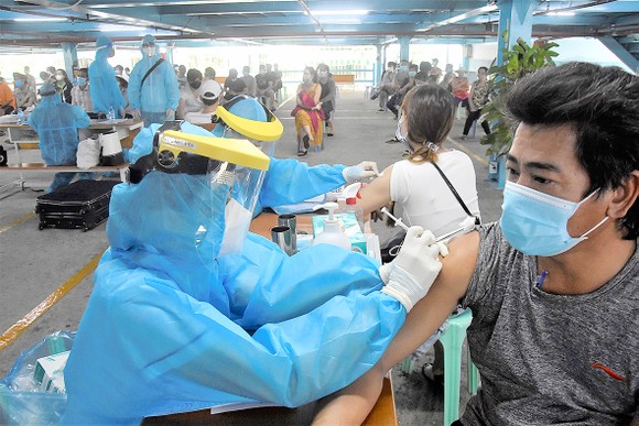 Người dân được tư vấn kỹ trước khi tiêm vaccine ảnh 1