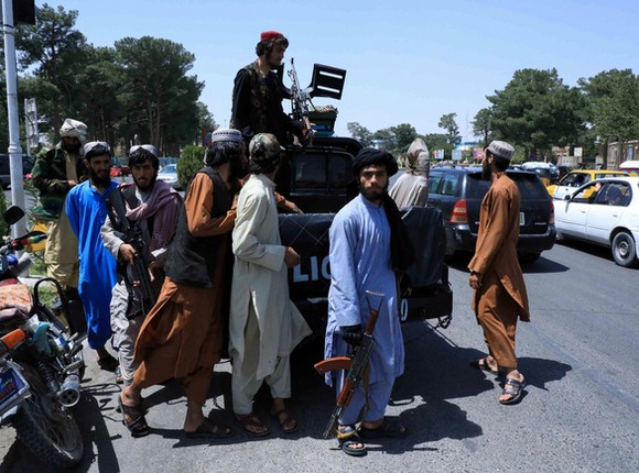Lực lượng Taliban tuần tra trên một con phố ở Herat, Afghanistan ngày 14-8-2021. Ảnh: REUTERS