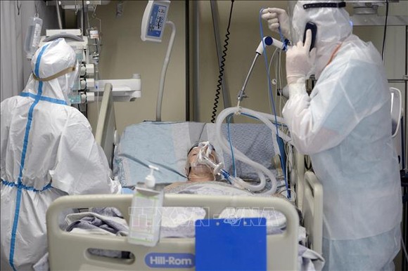 Nhân viên y tế điều trị cho bệnh nhân COVID-19 tại bệnh viện ở Saint Petersburg, Nga. Ảnh: AFP/TTXVN