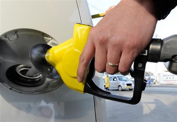 Bơm xăng cho phương tiện tại một trạm xăng ở tỉnh Iwate, Nhật Bản. Ảnh: AFP/TTXVN