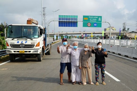 Chủ tịch nước Nguyễn Xuân Phúc dự lễ thông xe kỹ thuật cao tốc Trung Lương - Mỹ Thuận ảnh 10