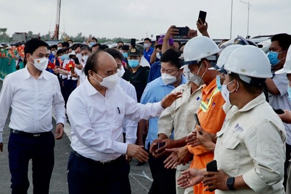 Chủ tịch nước Nguyễn Xuân Phúc dự lễ thông xe kỹ thuật cao tốc Trung Lương - Mỹ Thuận ảnh 11