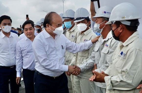 Chủ tịch nước Nguyễn Xuân Phúc dự lễ thông xe kỹ thuật cao tốc Trung Lương - Mỹ Thuận ảnh 12