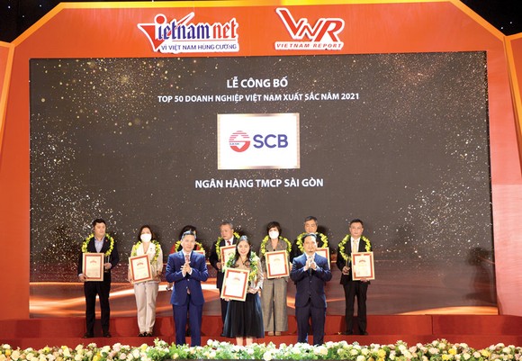 SCB vinh dự vào tốp 50 doanh nghiệp xuất sắc nhất Việt Nam 2021 ảnh 1