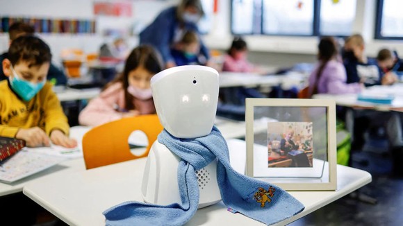 Robot thay học sinh đến trường ảnh 1