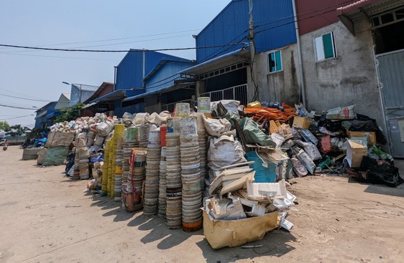 Mặt trái làng nghề và cụm công nghiệp làng nghề - Bài 1: Cuộc sống khá giả nhưng đau ốm, bệnh tật ảnh 1