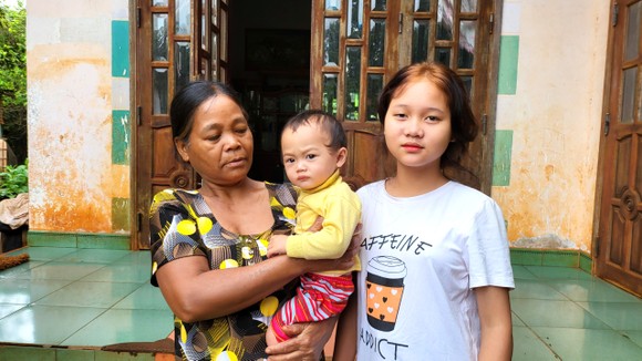 Hoàn cảnh đáng thương của 3 cháu bé mồ côi ảnh 1