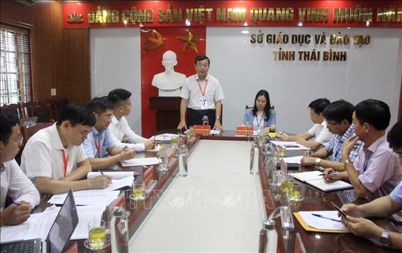 Đoàn công tác của Bộ Giáo dục và Đào tạo do Thứ trưởng Nguyễn Văn Phúc làm trưởng đoàn đã kiểm tra công tác chấm thi tại tỉnh Thái Bình. Ảnh: TTXVN