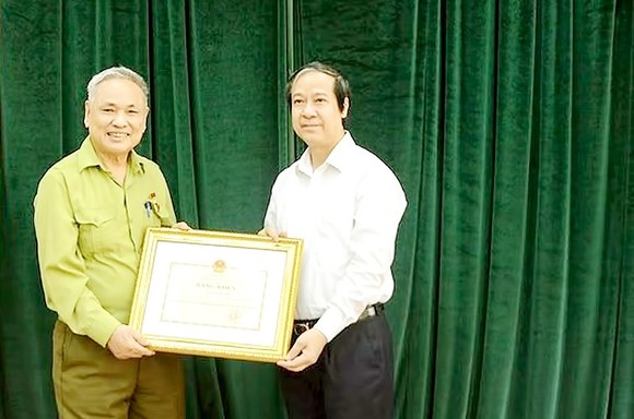 Bộ trưởng Nguyễn Kim Sơn tặng bằng khen, chúc mừng thành tích của ông Nguyễn Huy Kỳ
