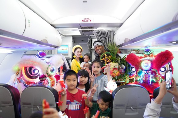 'Chị Hằng' Huỳnh Nguyễn Mai Phương bất ngờ vui Tết Trung Thu trên chuyến bay Vietjet ảnh 9
