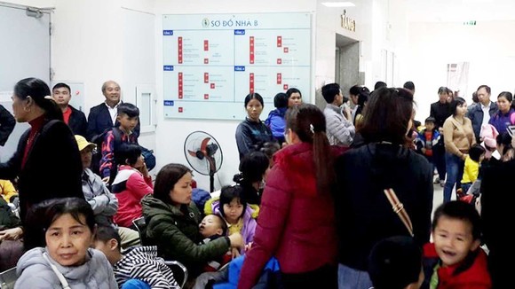 Nhiều trẻ nhỏ ở Thuận Thành, Bắc Ninh được gia đình đưa tới BV Bệnh Nhiệt đới trung ương đẻ xét nghiệm sán heo