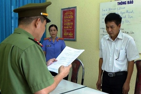 Cơ quan công an đọc quyết định khởi tố đối với ông Trần Xuân Yến