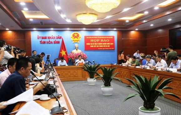 Quang cảnh buổi họp báo của UBND tỉnh Hòa Bình về vụ đổ trộm dầu thải làm ô nhiễm nguồn nước