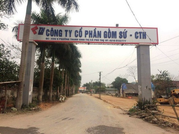 Vụ đổ dầu thải vào nguồn nước sông Đà: Triệu tập 2 người của Công ty gốm sứ Thanh Hà ảnh 1