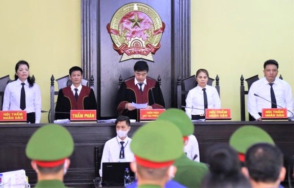 Vụ án gian lận điểm thi THPT tại Sơn La: Bản án nghiêm khắc với 12 bị cáo ảnh 1
