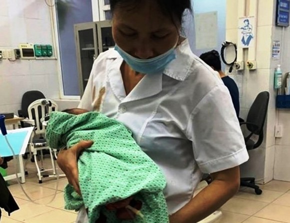 Sức sống mãnh liệt của bé trai sơ sinh bị bỏ rơi suốt 3 ngày dưới trời nóng 40 độ ảnh 1
