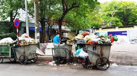 Hà Nội 'ngộp thở' vì ùn ứ rác thải ảnh 7
