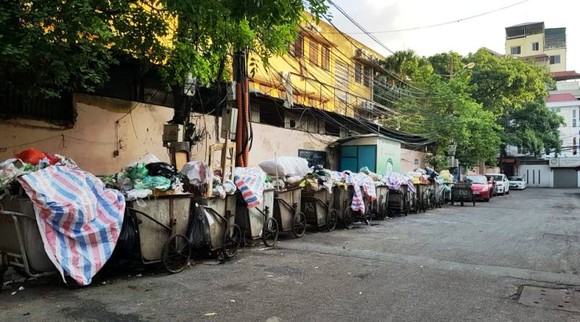 Hà Nội 'ngộp thở' vì ùn ứ rác thải ảnh 2