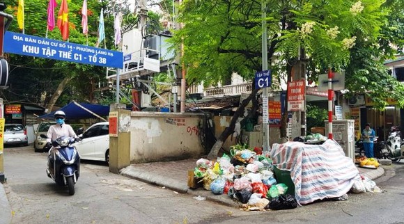 Hà Nội 'ngộp thở' vì ùn ứ rác thải ảnh 1