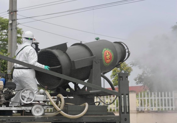 Phun tẩy trùng, tiêu độc ổ dịch Covid-19 lớn nhất miền Bắc ảnh 5
