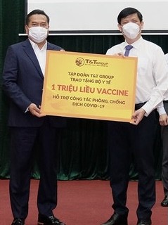 Bộ Y tế tiếp nhận 125 tỷ đồng, 1 triệu USD và 1 triệu liều vaccine Covid-19 ảnh 1