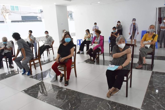Bộ Y tế hỗ trợ tối đa để TPHCM tăng tốc tiêm chủng vaccine Covid-19 cho người dân ảnh 2