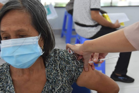 Bộ Y tế hỗ trợ tối đa để TPHCM tăng tốc tiêm chủng vaccine Covid-19 cho người dân ảnh 1