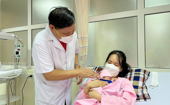 Kỳ tích bác sĩ Việt Nam: Nuôi dưỡng thành công trẻ sinh non nhỏ như chiếc xi lanh ảnh 1