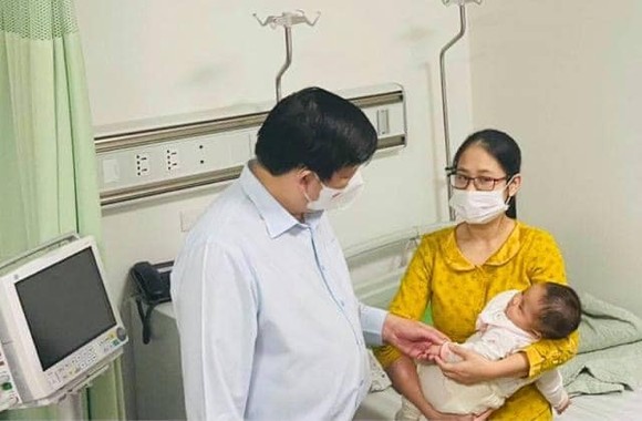 Bộ trưởng Bộ Y tế tới thăm các trẻ nhỏ bị tiêm nhầm vaccine Covid-19, yêu cầu xử nghiêm ảnh 1