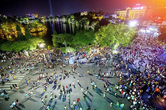 Hà Nội mở lại không gian phố đi bộ quanh hồ Hoàn Kiếm từ tối 18-3 ảnh 1