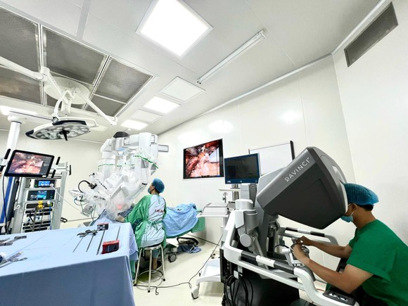 Lần đầu tiên dùng Robot cắt tuyến giáp qua tiền đình miệng cho bệnh nhân ung thư  ảnh 1