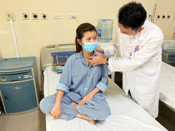 Lần đầu tiên dùng Robot cắt tuyến giáp qua tiền đình miệng cho bệnh nhân ung thư ảnh 2