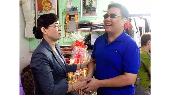 Đồng chí Nguyễn Thị Quyết Tâm thăm gia đình thương binh ở quận 4, TPHCM