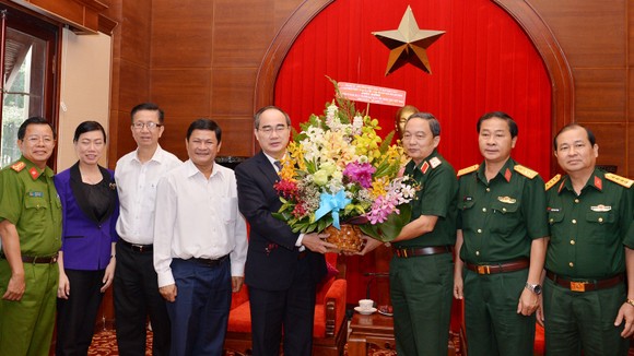 Bí thư Thành ủy TPHCM Nguyễn Thiện Nhân thăm, chúc mừng các đơn vị quân đội ảnh 1