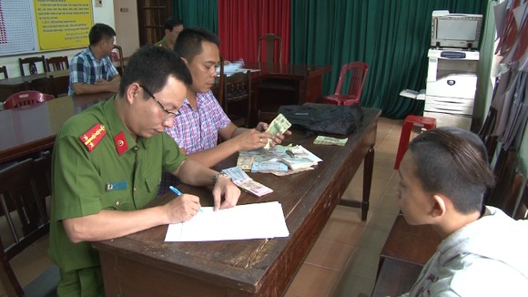 Đối tượng Nguyễn Viết Trung đang khai báo hành vi phạm tội tại Công an TP Huế.