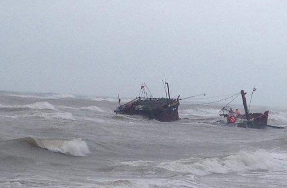 Nỗ lực cứu hộ tàu cá TTH-9166 bị chìm xuống biển