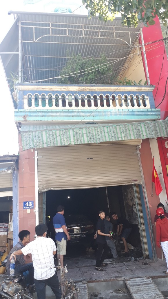 Cảnh sát PCCC cứu 5 người dân trong đám cháy lúc rạng sáng tại Huế ảnh 2