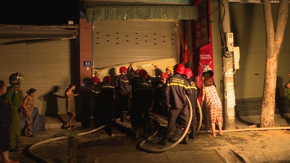 Cảnh sát PCCC cứu 5 người dân trong đám cháy lúc rạng sáng tại Huế ảnh 1