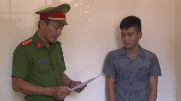 Bắt đối tượng thuê 2 ô tô rồi làm giả giấy tờ để cầm cố và bán ảnh 1