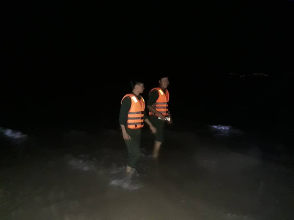 Nỗ lực tìm kiếm người mất tích khi cứu 2 sinh viên bị sóng biển cuốn trôi ảnh 1