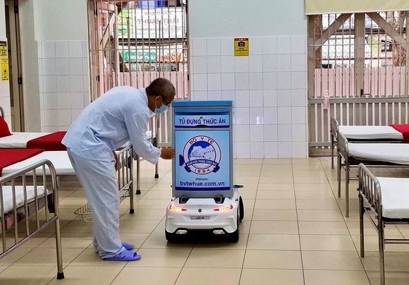 Đưa thức ăn cho người mắc Covid-19 bằng robot ảnh 1