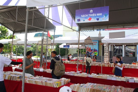 Dừng hoạt động Hội chợ sách 'Viet Nam book fair tour 2020' vì bán sách ngoài danh mục  ảnh 1