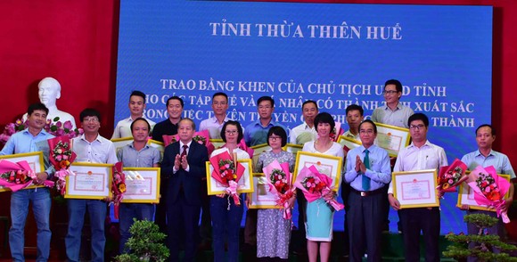 Chủ tịch UBND tỉnh Thừa Thiên – Huế tặng Bằng khen phóng viên Báo SGGP ảnh 1