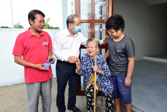 25 hộ nghèo Kinh thành Huế nhận nhà mới được lãnh đạo tỉnh Thừa Thiên – Huế tặng gạo và muối trắng ảnh 3