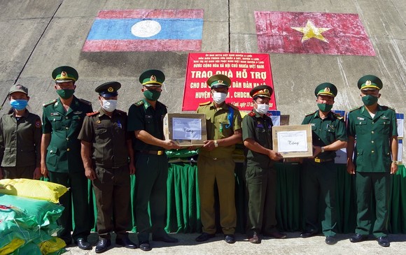 Trao quà hỗ trợ lực lượng vũ trang và nhân dân nước bạn Lào ảnh 1