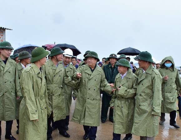 Phó Thủ tướng Trịnh Đình Dũng chỉ đạo công tác ứng phó bão số 5 tại Thừa Thiên - Huế ảnh 2